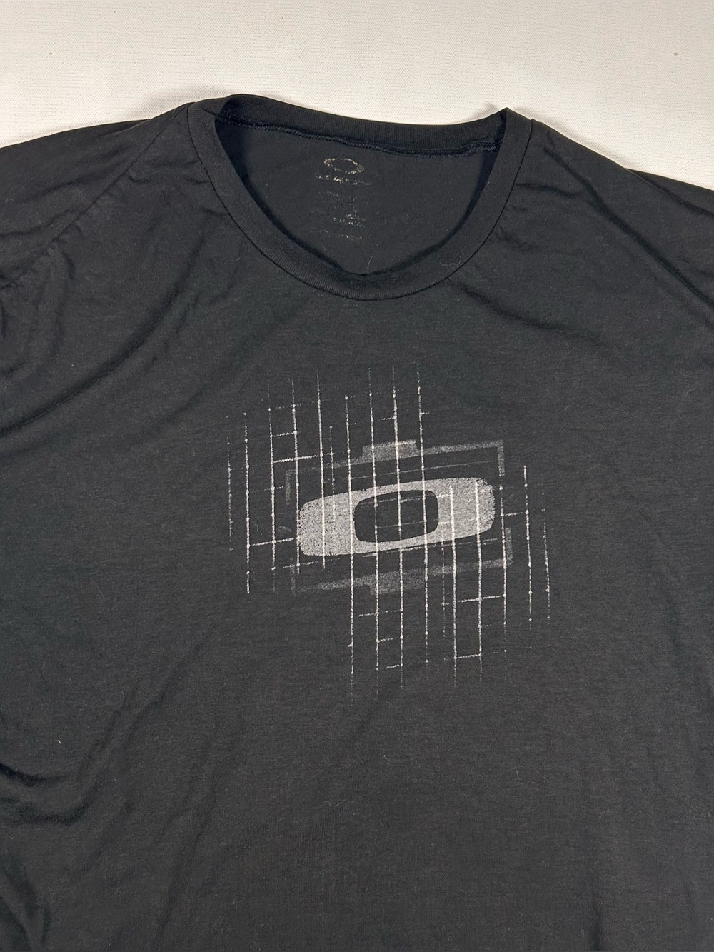 Oakley Men’s XL Black Center Logo T Shirt O Hydrolix Tech Geometric Style Faded
